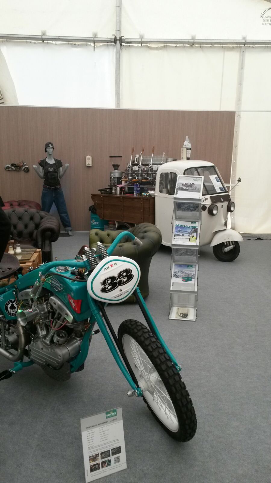 Weiße Piaggio-APE-Kaffeebar von Café Mobil – bundesweit im Einsatz