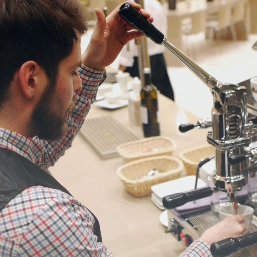 Café-Mobil-Barista an der Espressomaschine
