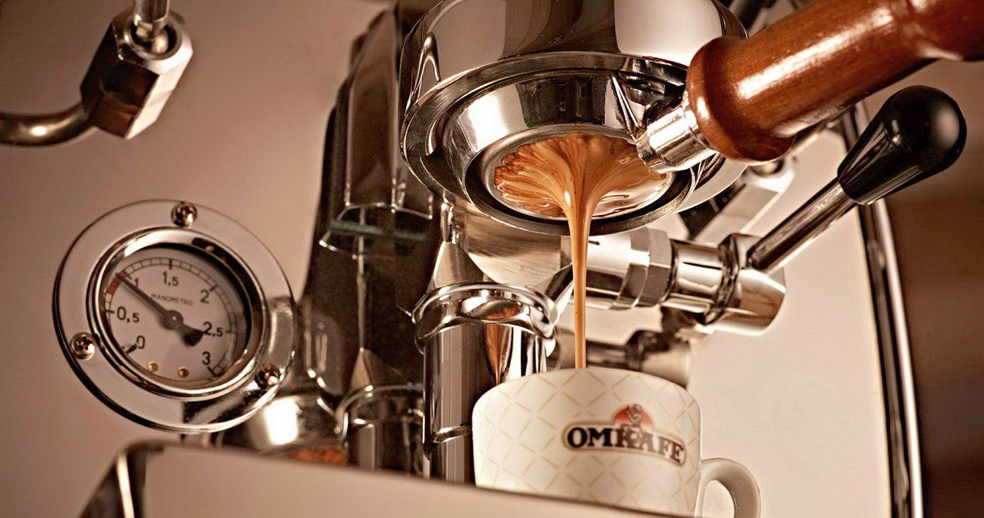 Frische Espresso-Extraktion in eine Omkafe-Tasse