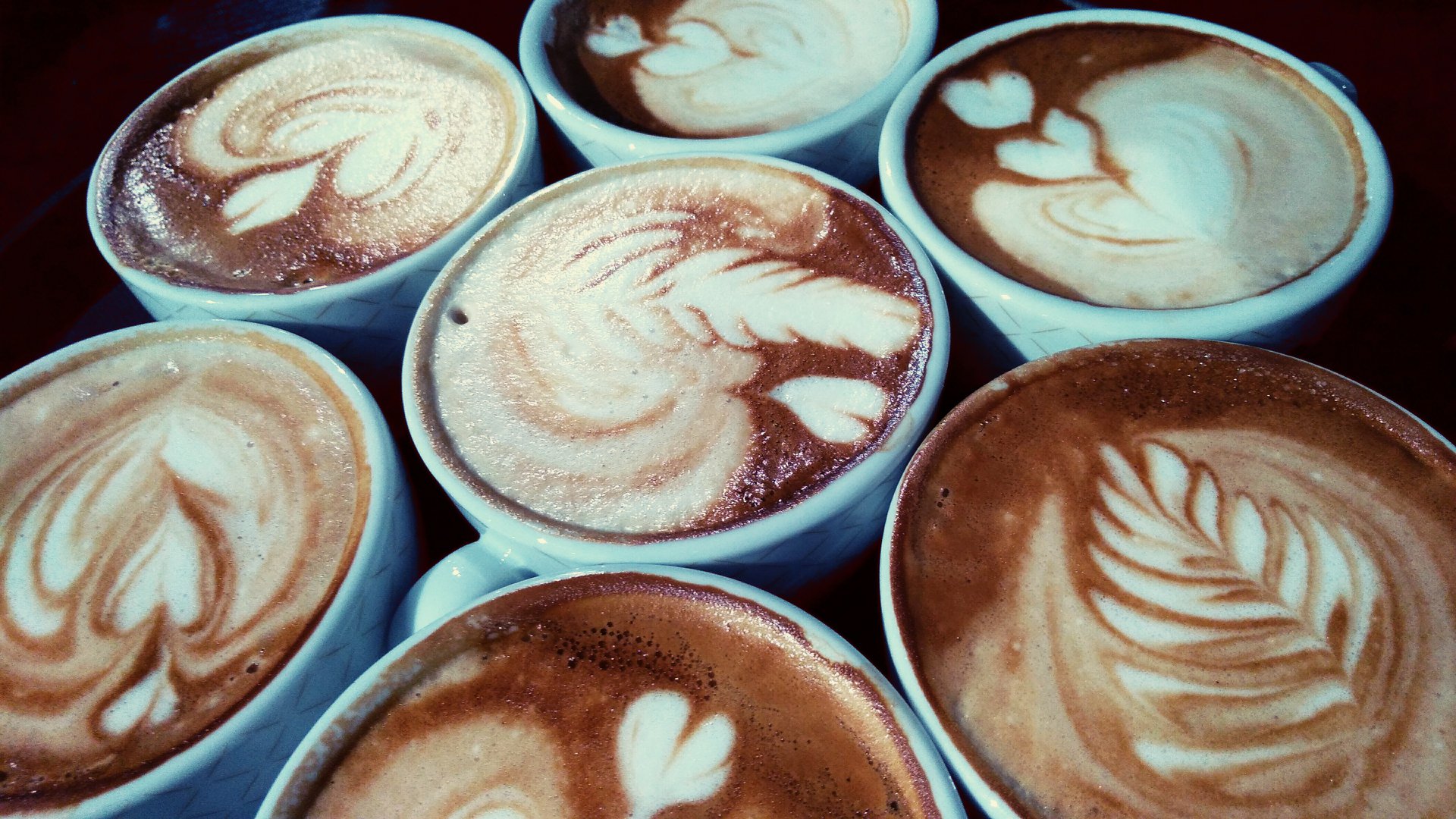 Latte-Art-Tassen von Café Mobil auf dem Wochenmarkt