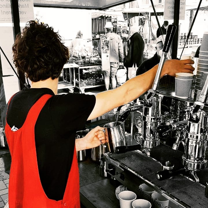 Café Mobil Barista auf dem Wochenmarkt