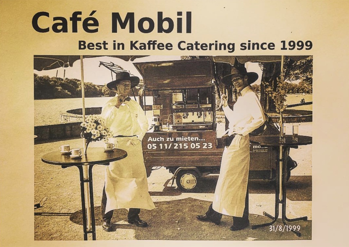 Café Mobil seit 1999 – historische Postkarte mit Barista und APE am See