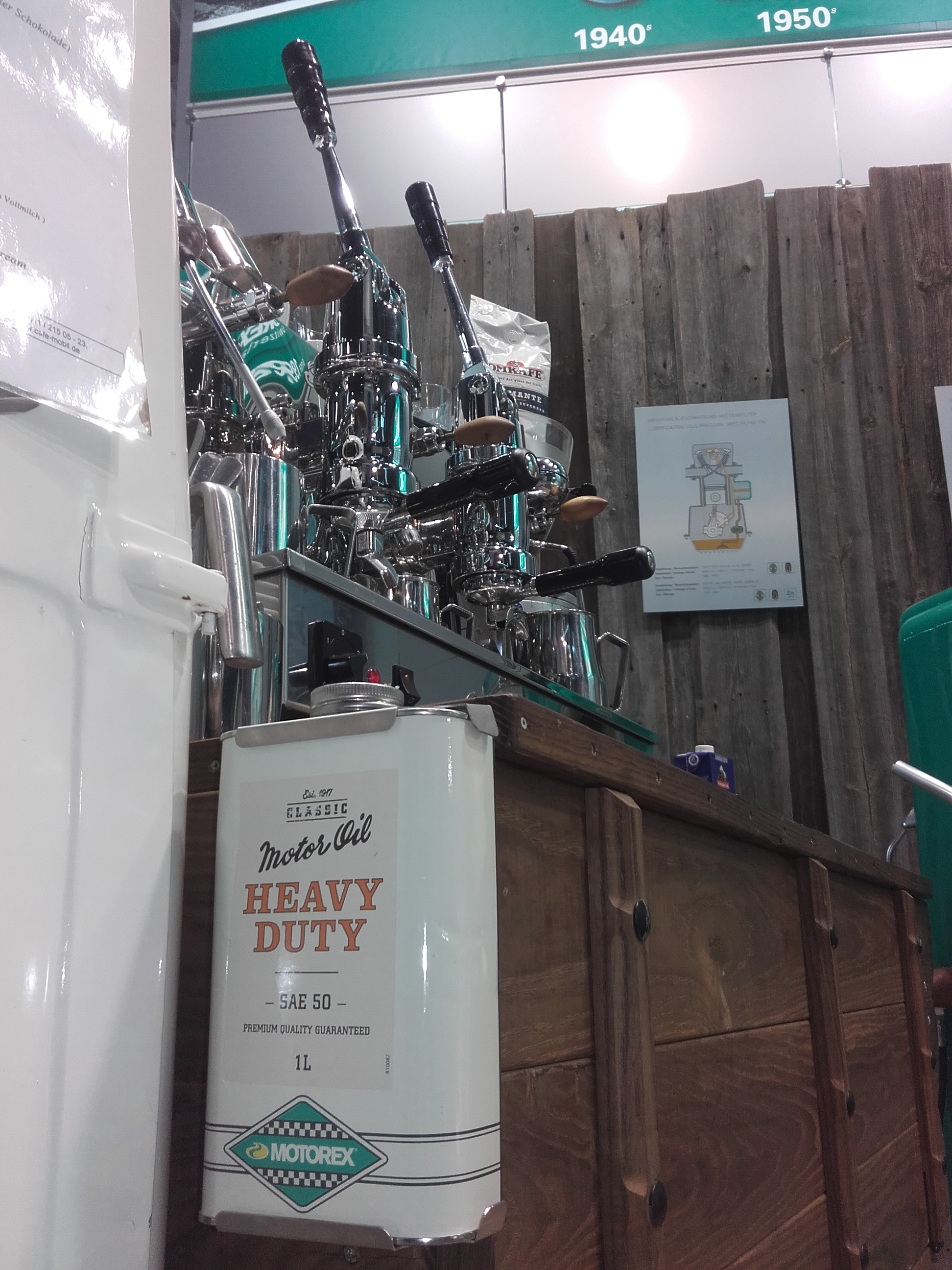 Café-Mobil-Kaffeebar mit individuellem Marken-Branding auf einer Messe