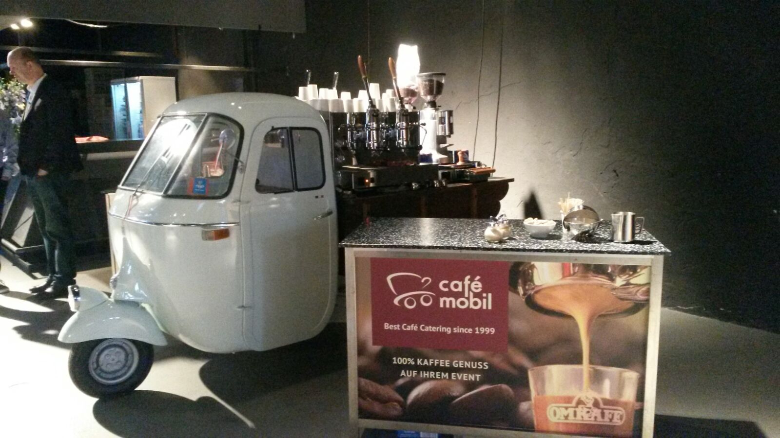 Weiße Piaggio-APE-Kaffeebar von Café Mobil